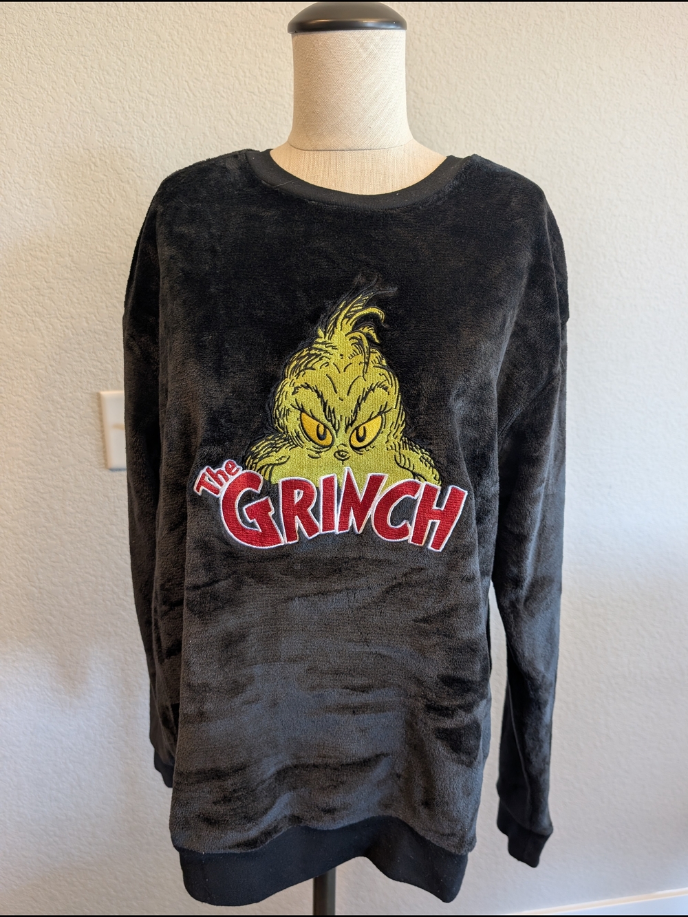 The Grinch Graphic Women's Sz L Black Pullover Plush Fleece Sweater